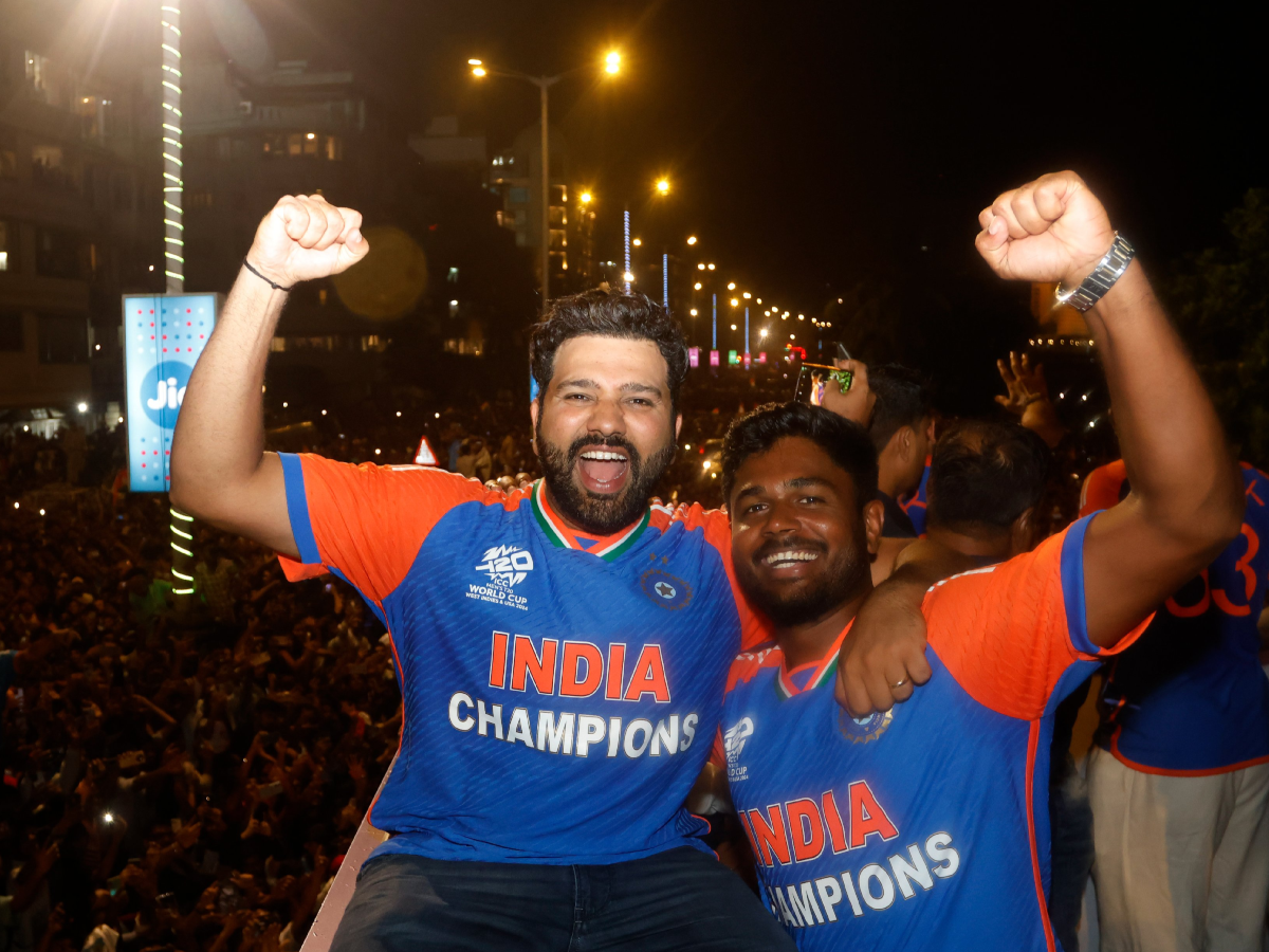 नरीमन पॉइंट से ओपन बस परेड