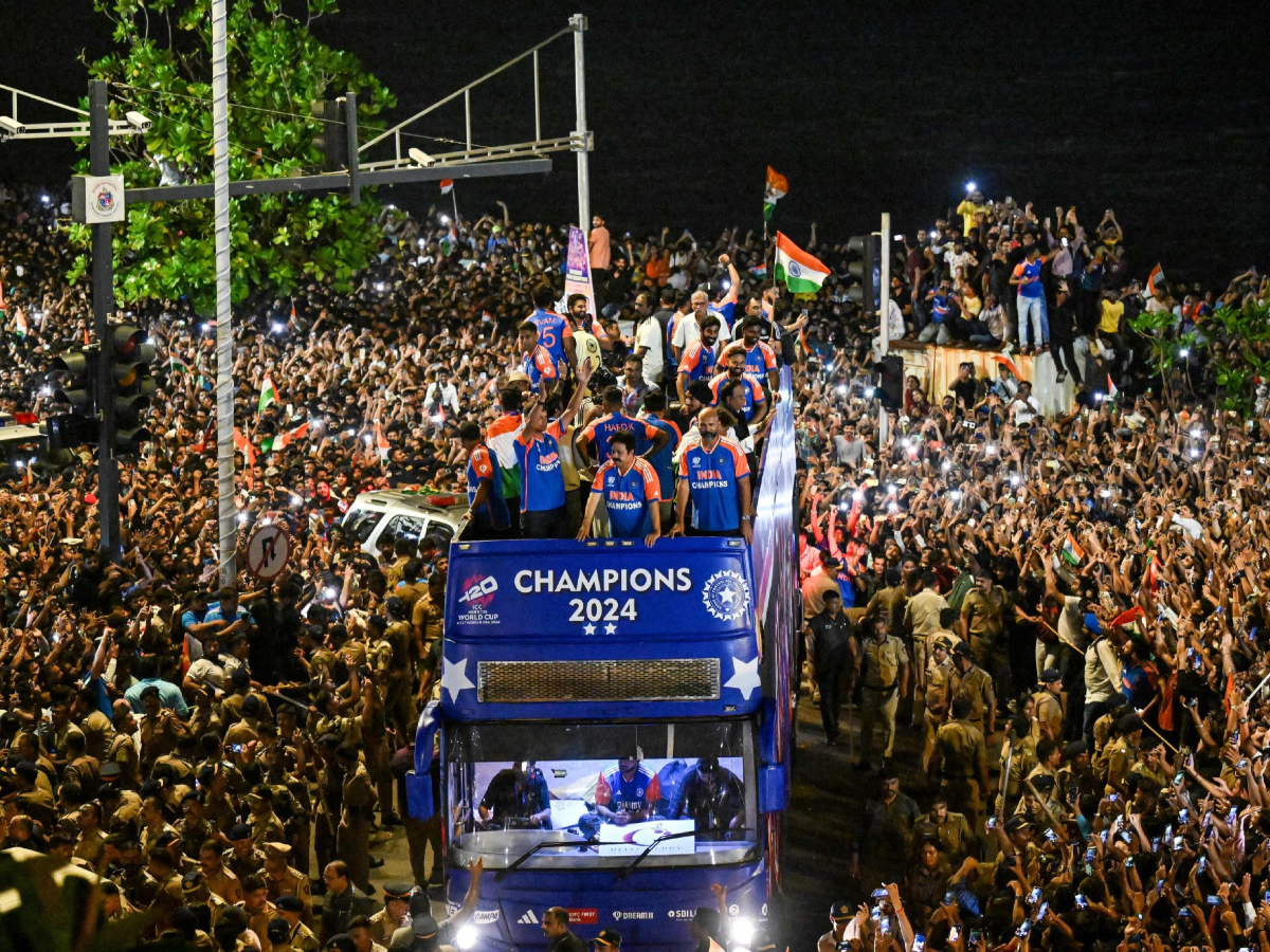 मरीन ड्राइव पर उमड़ा जनसैलाब