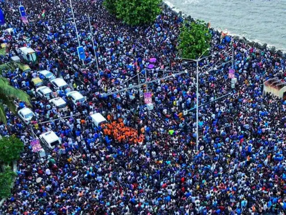 Team India Victory Parade के दौरान घायल हुए कई लोग, कई का घुटा गला और कुछ हो गए बेहोश Team India Victory Parade के दौरान घायल हुए कई लोग, कई का घुटा गला और कुछ हो गए बेहोश