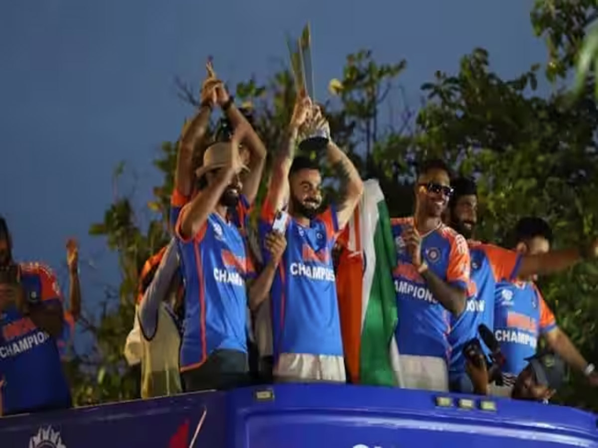 Virat Kohli: विजय परेड के तुरंत बाद लंदन क्यों चले गए विराट कोहली? Virat Kohli: विजय परेड के तुरंत बाद लंदन क्यों चले गए विराट कोहली?