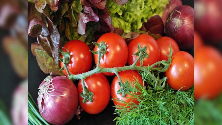 Onion Tomato Price Hike: क्यों बढ़ रहे हैं टमाटर और प्याज के दाम? एक महीने में 35 से 55 हुए दाम
