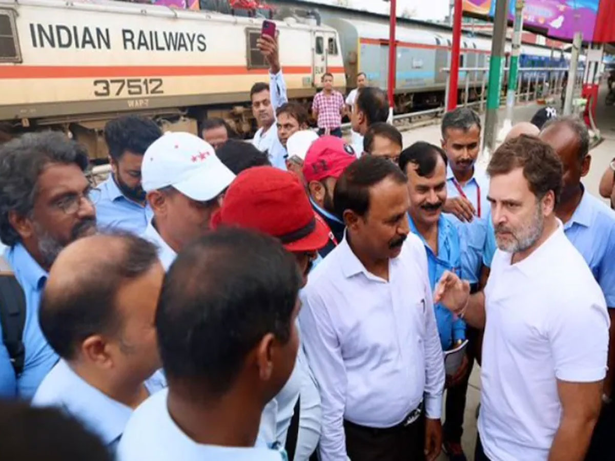 लोको पायलटों ने अपनी समस्याओं से राहुल गांधी को कराया रूबरू, कही ये बड़ी बात लोको पायलटों ने अपनी समस्याओं से राहुल गांधी को कराया रूबरू, कही ये बड़ी बात
