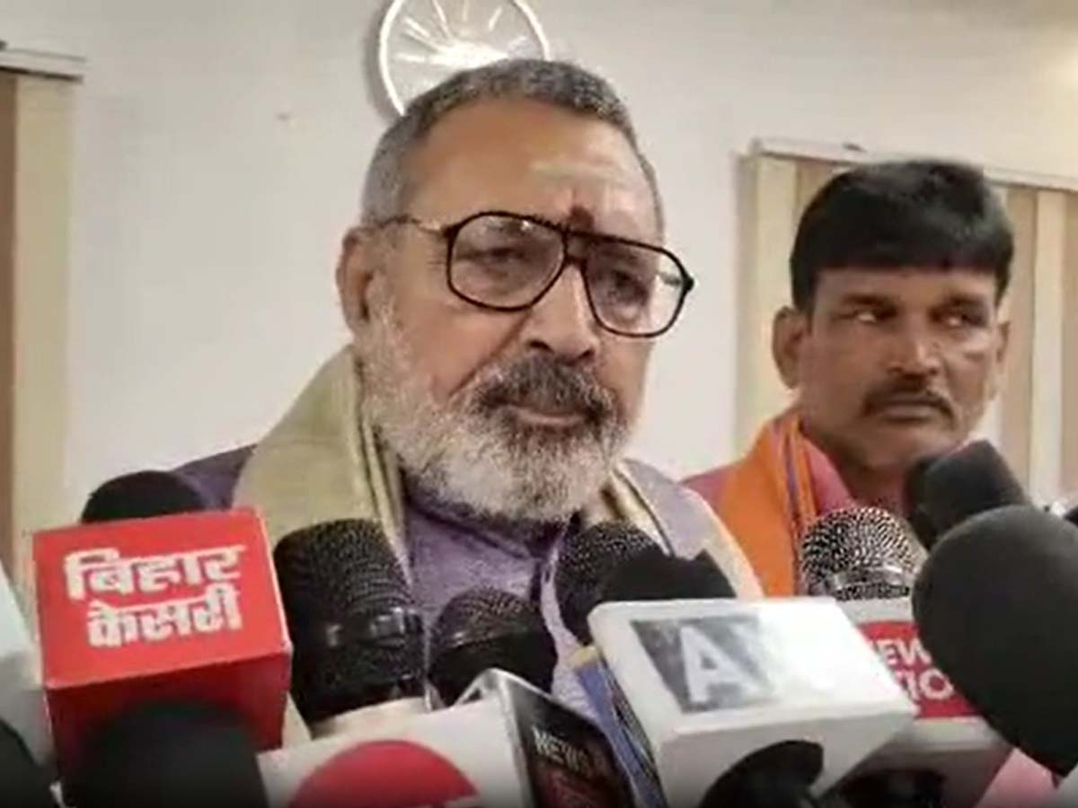 केंद्रीय मंत्री गिरिराज सिंह ने खुलेआम की मुस्लिम दुकानदारों को भगाने की अपील; बोले, "होती है दिक्कत" केंद्रीय मंत्री गिरिराज सिंह ने खुलेआम की मुस्लिम दुकानदारों को भगाने की अपील; बोले, "होती है दिक्कत"