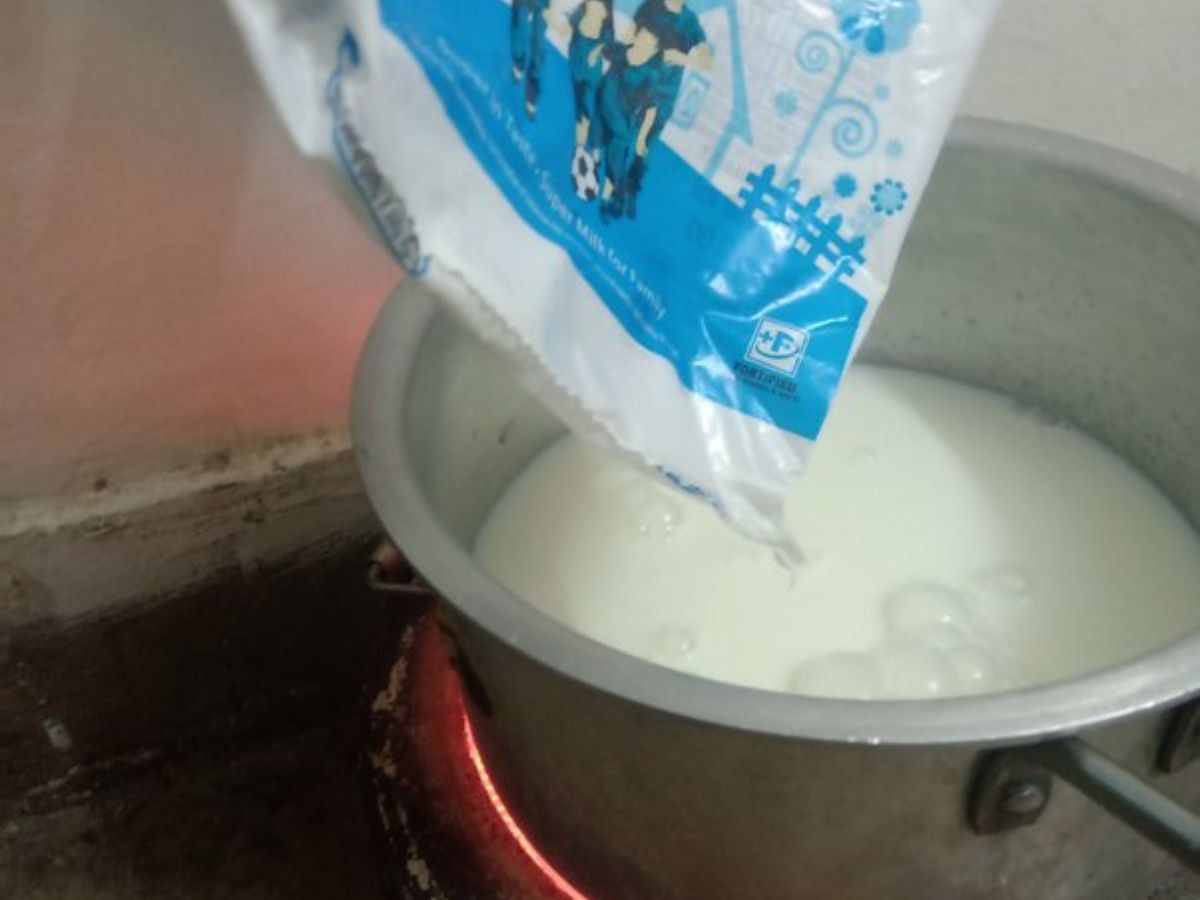 Packaged Milk: पैकेट वाला दूध उबालना चाहिए या नहीं? डॉक्टर से बताई असली सच्चाई