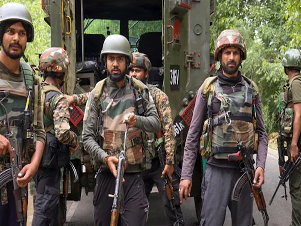 जम्मू-कश्मीर कुलगाम में जारी दो मुठभेड़ों में सुरक्षाबलों ने छह आतंकियों ने किया ढेर, दो जवान भी हुए शहीद 