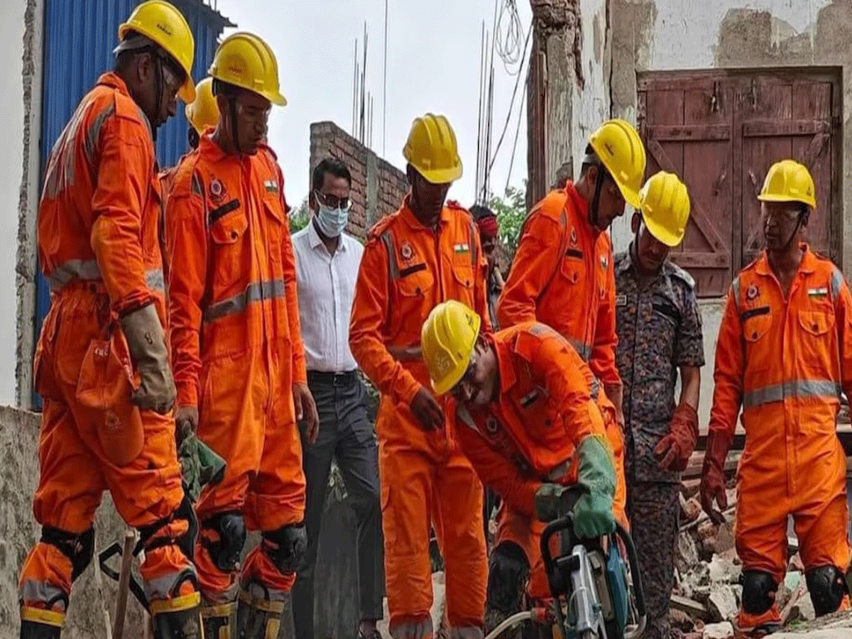 Deoghar Building Collapse: झारखंड के देवघर में तीन मंजिला बिल्डिंग ढही, तीन की मौत, 7 सुरक्षित निकाले गए Deoghar Building Collapse: झारखंड के देवघर में तीन मंजिला बिल्डिंग ढही, तीन की मौत, 7 सुरक्षित निकाले गए