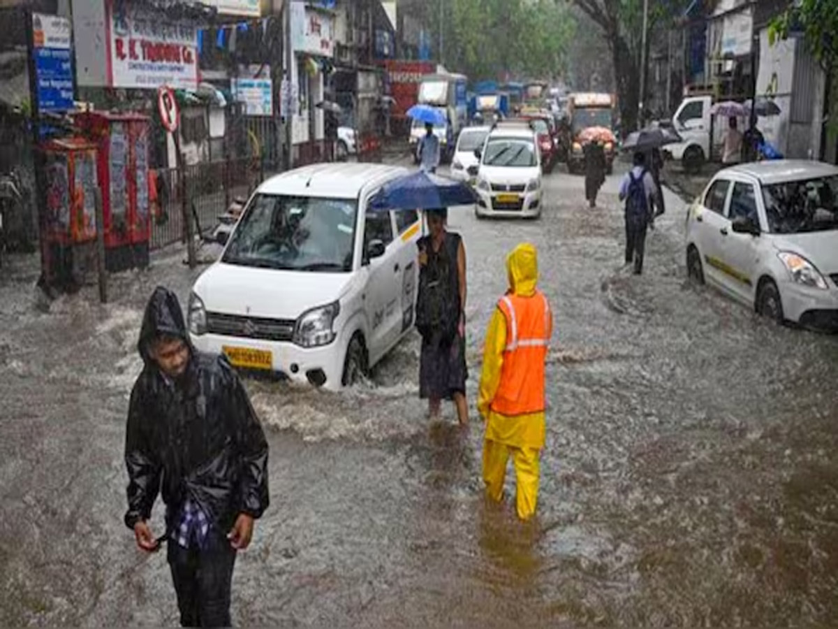 Mumbai Rain: मुंबई में भारी बारिश, लोकल ट्रेन से लेकर ट्रैफिक तक प्रभावित; जानें मौसम विभाग ने क्या कहा? Mumbai Rain: मुंबई में भारी बारिश, लोकल ट्रेन से लेकर ट्रैफिक तक प्रभावित; जानें मौसम विभाग ने क्या कहा?