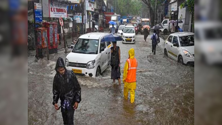 Mumbai Rain: मुंबई में भारी बारिश, लोकल ट्रेन से लेकर ट्रैफिक तक प्रभावित; जानें मौसम विभाग ने क्या कहा?