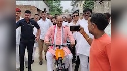 इलेक्ट्रीक साइकिल पर सवार हुए प्रदेशाध्यक्ष सीपी जोशी, पीछे बैठे अर्जुनलाल जीनगर