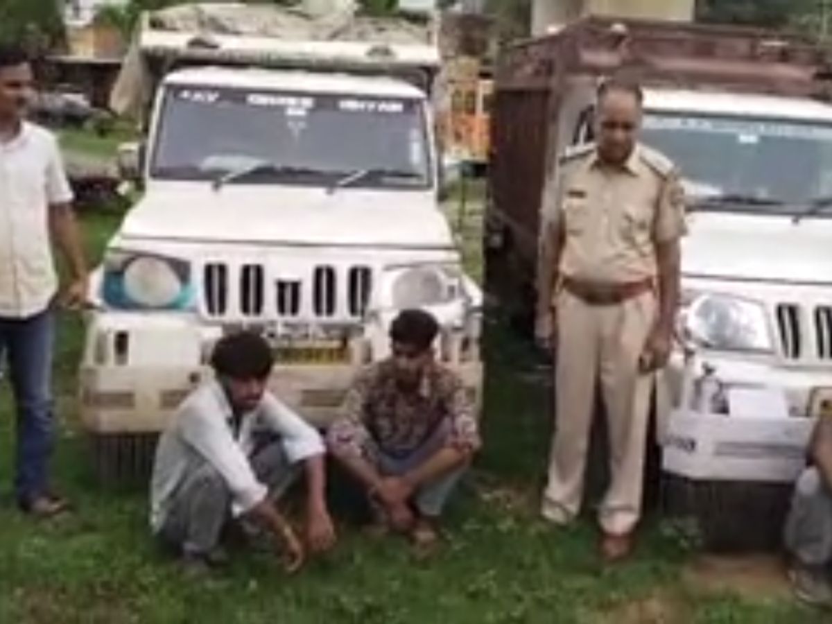 Sikar News: श्रीमाधोपुर थाना पुलिस ने की बड़ी कार्रवाई, चोरी के चनों की पिकअप सहित पांच आरोपियों को किया गिरफ्तार Sikar News: श्रीमाधोपुर थाना पुलिस ने की बड़ी कार्रवाई, चोरी के चनों की पिकअप सहित पांच आरोपियों को किया गिरफ्तार