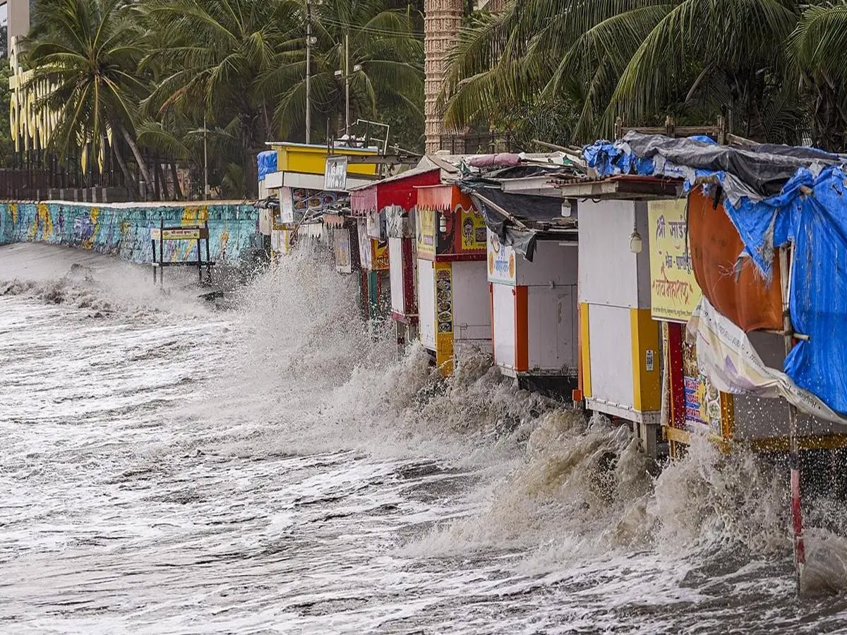 Mumbai Rain: मुंबई में जारी हुआ रेड अलर्ट, जानें IMD और BMC ने क्या कहा?