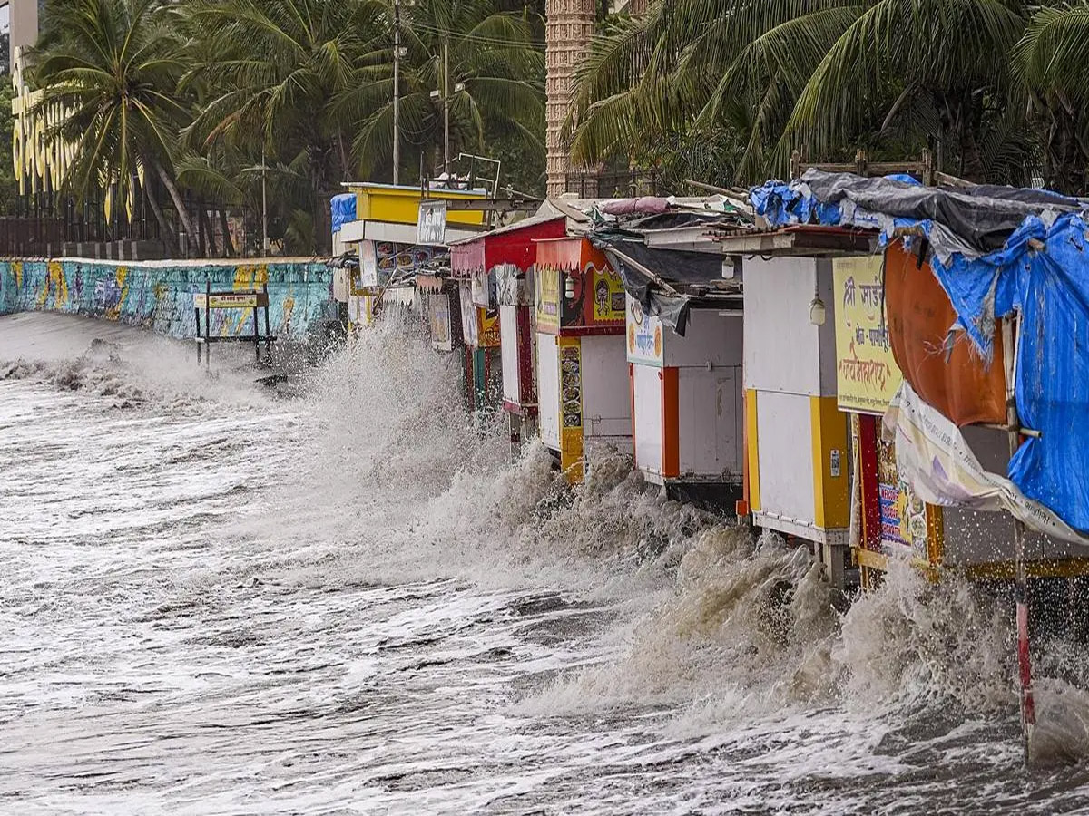Mumbai Rain: मुंबई में जारी हुआ रेड अलर्ट, जानें IMD और BMC ने क्या कहा? Mumbai Rain: मुंबई में जारी हुआ रेड अलर्ट, जानें IMD और BMC ने क्या कहा?
