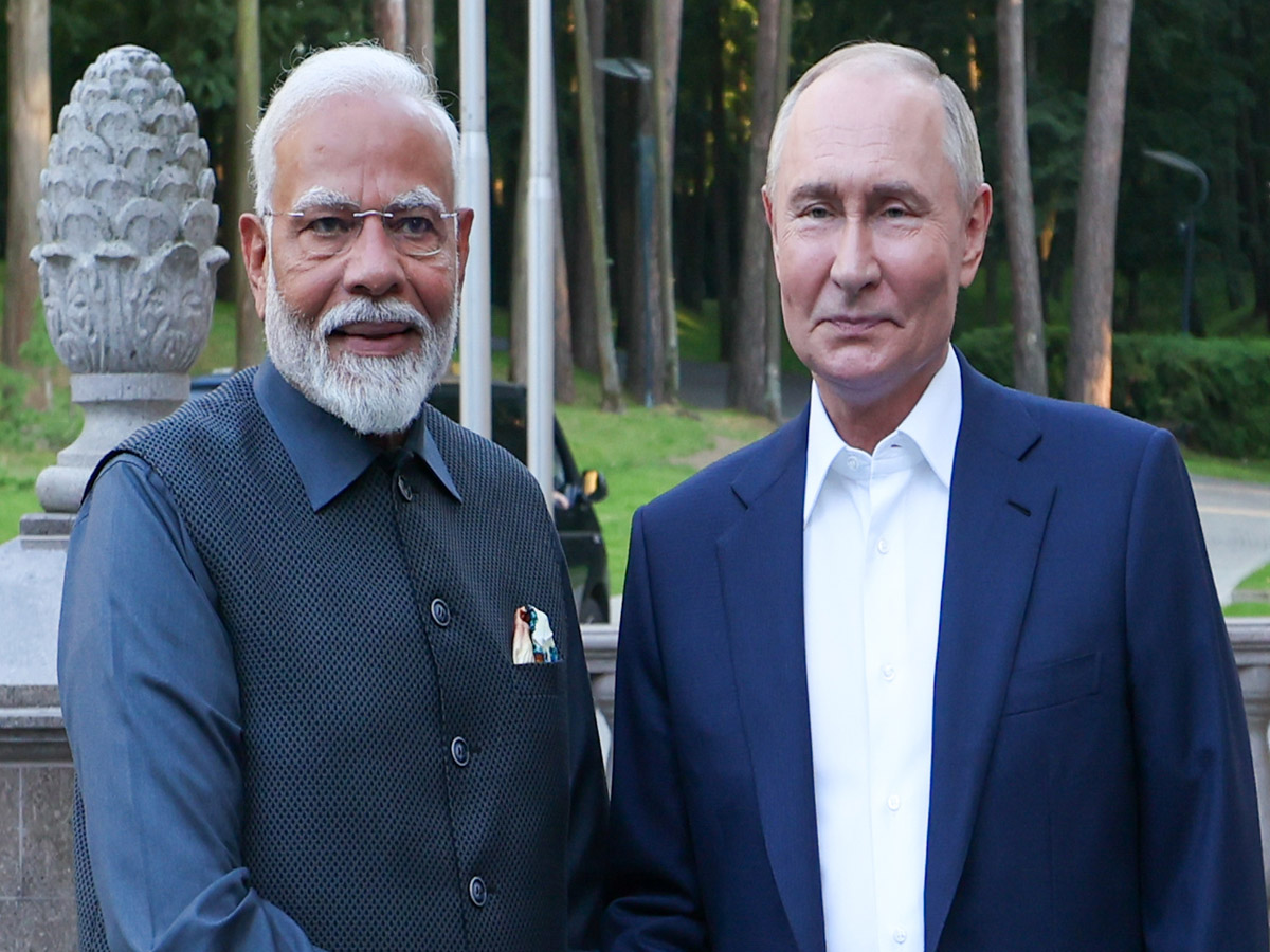 Modi Putin Meet: मोदी के साथ मीटिंग; जबरदस्ती सेना में भर्ती किए गए भारतीयों को रिहा करेगा रूस Modi Putin Meet: मोदी के साथ मीटिंग; जबरदस्ती सेना में भर्ती किए गए भारतीयों को रिहा करेगा रूस