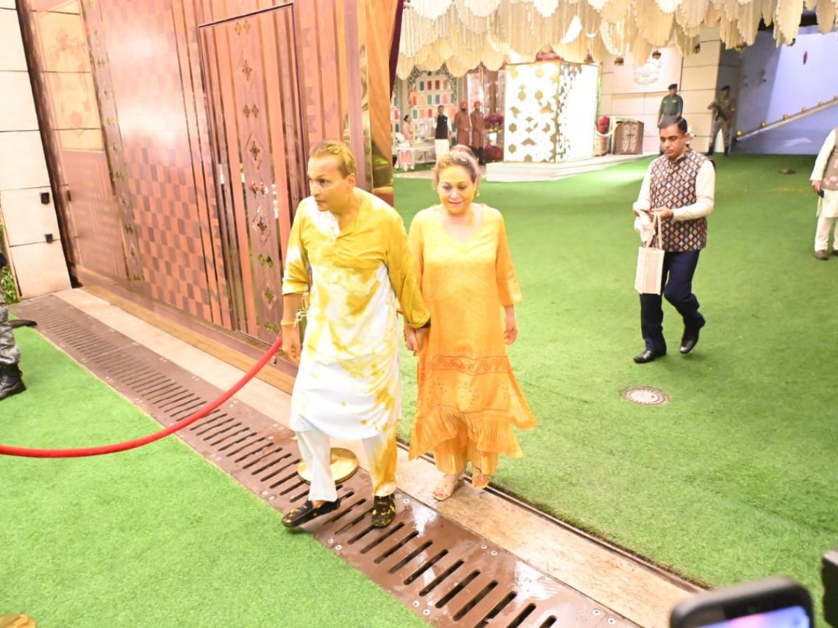 अनंत-राधिका की हल्दी में फटा रणवीर सिंह का कुर्ता, पीले होकर निकले चाचा अनिल अंबानी और चाची टीना... 14 पत्नी टीना का हाथ थामे निकले अनिल अंबानी