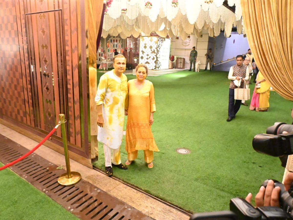 अनंत-राधिका की हल्दी में फटा रणवीर सिंह का कुर्ता, पीले होकर निकले चाचा अनिल अंबानी और चाची टीना... 15 हल्दी में सराबोर दिखे अनिल अंबानी और टीना अंबानी