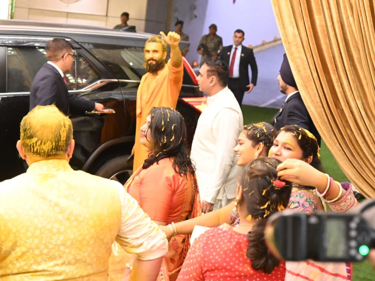 अनंत-राधिका की हल्दी में फटा रणवीर सिंह का कुर्ता, पीले होकर निकले चाचा अनिल अंबानी और चाची टीना... 16 रणवीर सिंह भी हल्दी में नहाकर निकले बाहर