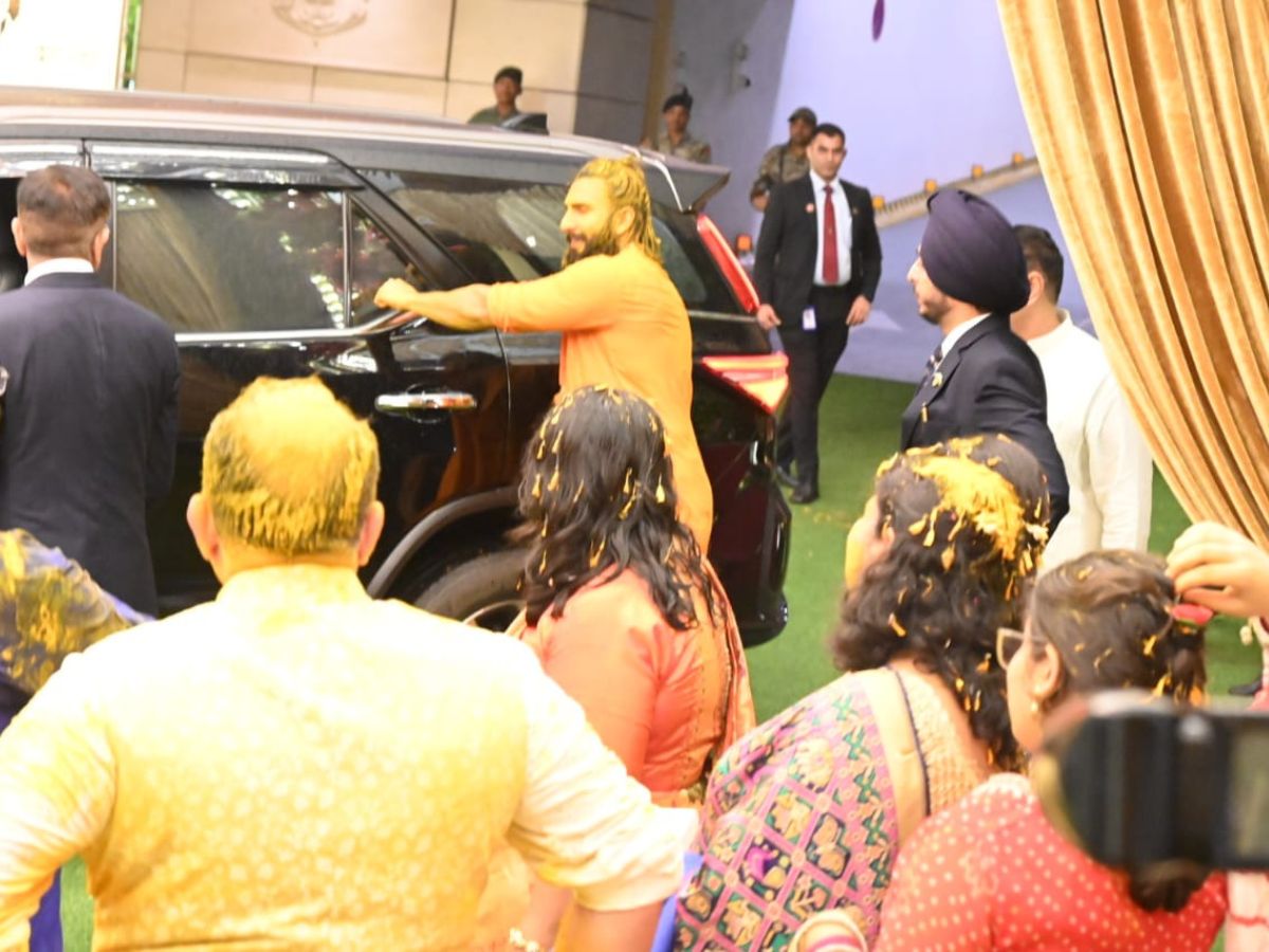 अनंत-राधिका की हल्दी में फटा रणवीर सिंह का कुर्ता, पीले होकर निकले चाचा अनिल अंबानी और चाची टीना... 17 रणवीर सिंह का कुर्ता भी गया फट