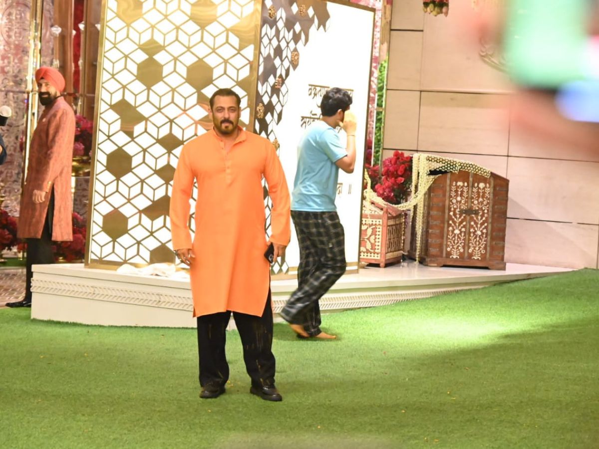 अनंत-राधिका की हल्दी में फटा रणवीर सिंह का कुर्ता, पीले होकर निकले चाचा अनिल अंबानी और चाची टीना... 19 ऑरेंज कुर्ता पहने नजर आए सलमान खान