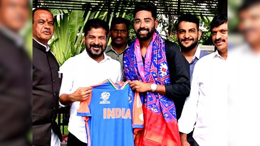 जीत की बधाई देने घर पहुंचे थे तेलंगाना के मुख्यमंत्री: मोहम्मद सिराज ने थमा दी ये चीज