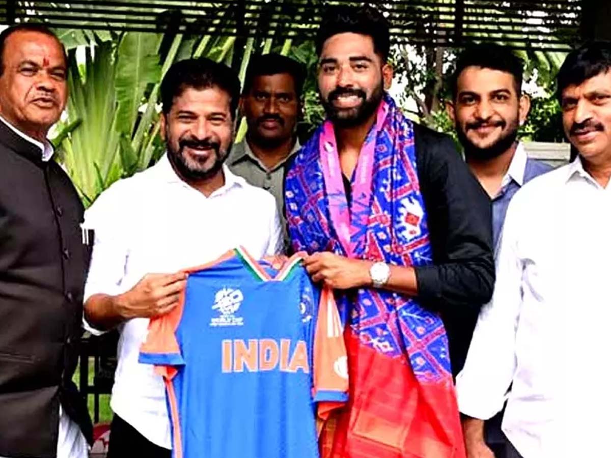 जीत की बधाई देने घर पहुंचे थे तेलंगाना के मुख्यमंत्री: मोहम्मद सिराज ने थमा दी ये चीज जीत की बधाई देने घर पहुंचे थे तेलंगाना के मुख्यमंत्री: मोहम्मद सिराज ने थमा दी ये चीज