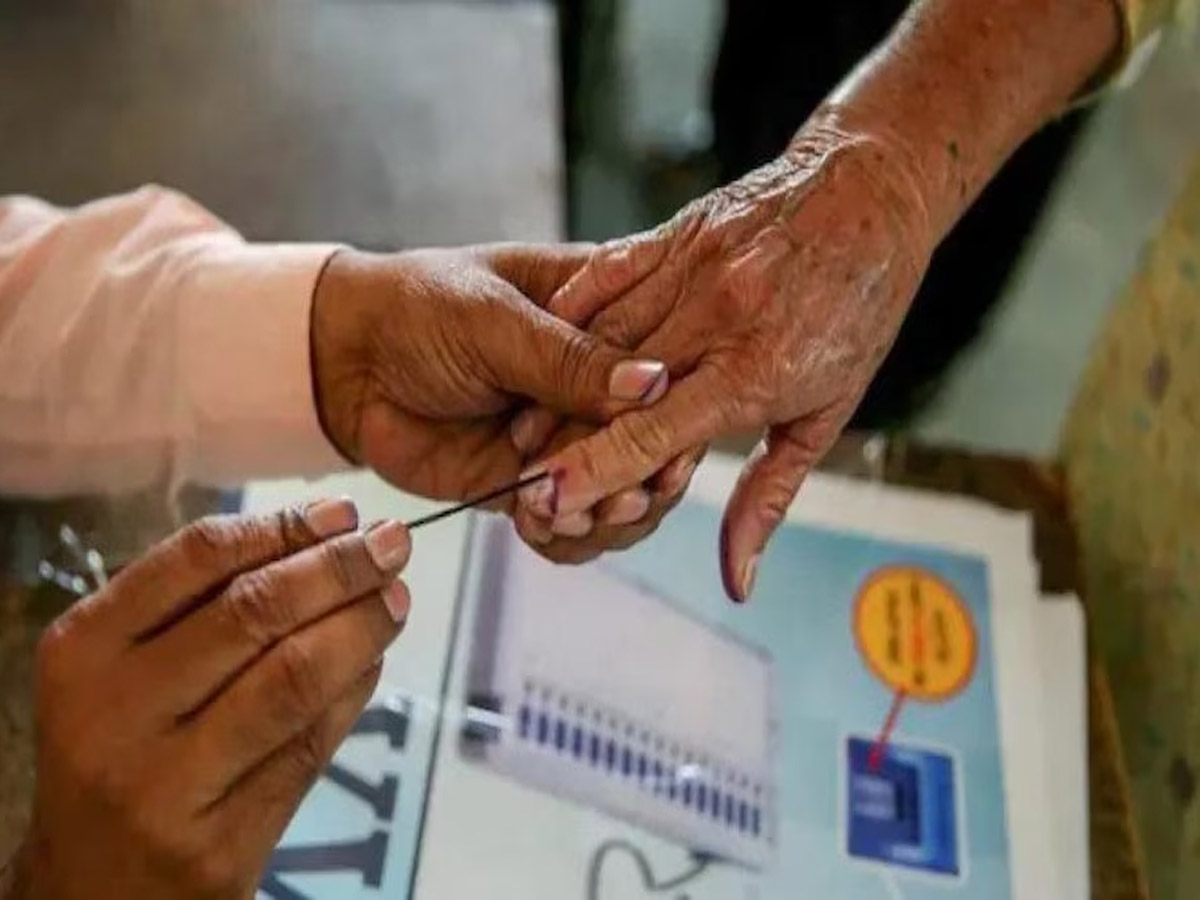 Bypolls News: 7 राज्यों की 13 सीटों पर चुनाव, जानें कहां किसके बीच है टक्कर Bypolls News: 7 राज्यों की 13 सीटों पर चुनाव, जानें कहां किसके बीच है टक्कर