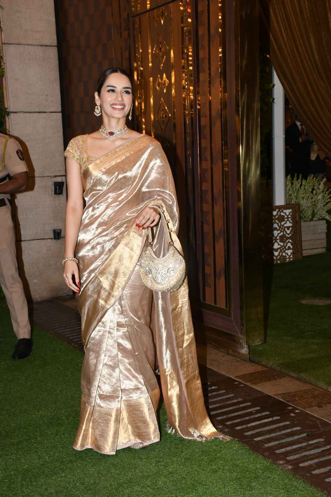 गोल्डन साड़ी में लगीं कमाल