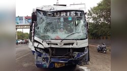 हाथरस में बस और ट्रक की टक्कर में 1 की मौत,जौनपुर में स्कूल बस से भिड़ी 2 बाइक