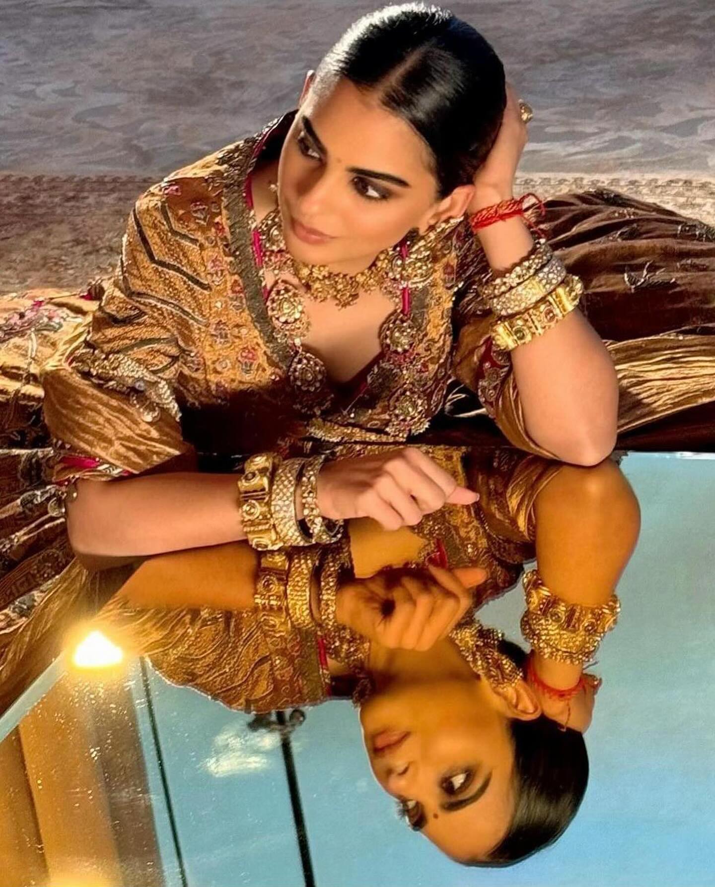 लहंगे पर वर्क और बनाने में लगे 4000 घंटे