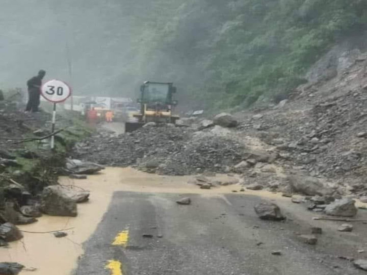 Nepal Landslide: नेपाल में लैंडस्लाइड की चपेट में आईं दो बसें, 5 दर्जन से ज्यादा लोग लापता