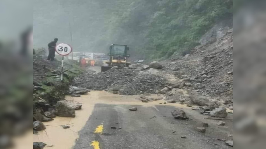 Nepal Landslide: नेपाल में लैंडस्लाइड की चपेट में आईं दो बसें, 5 दर्जन से ज्यादा लोग लापता