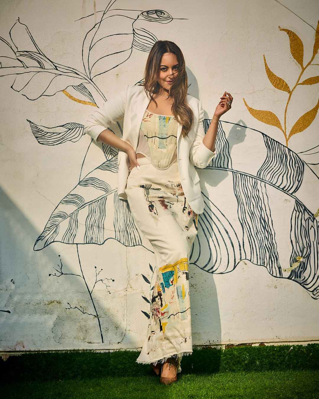 व्हाइट में लगीं कमाल