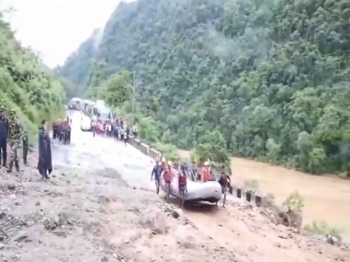 Nepal Landslide: नेपाल में लैंडस्लाइड के चलते दो बसें नदी में बहीं, 60 यात्रियों को बचाने के लिए रेस्क्यू ऑपरेशन जारी