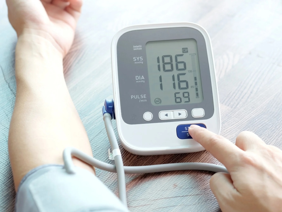 Hypertension: साइलेंट किलर से कम नहीं हाई ब्लड प्रेशर, ये 5 आदतें कंट्रोल करेंगी बीपी!