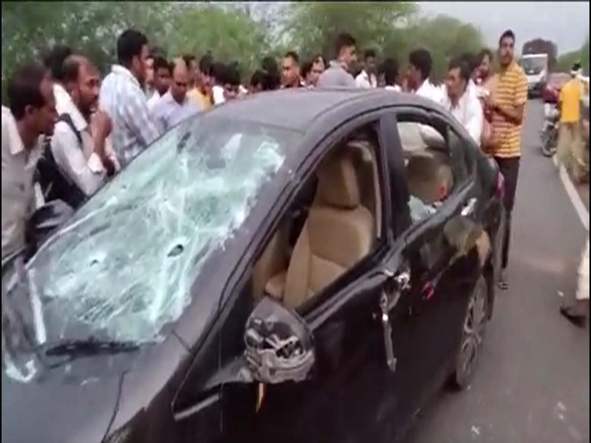 राजस्थान के अलवर में मुस्लिम भाजपा नेता की सरेआम लाठी-डंडों से पीटकर हत्या! राजस्थान के अलवर में मुस्लिम भाजपा नेता की सरेआम लाठी-डंडों से पीटकर हत्या!