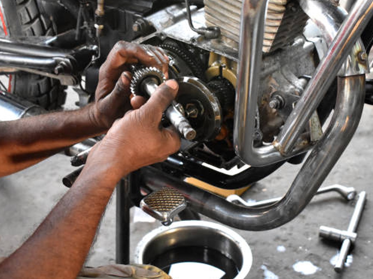 कितने दिन बाद करवानी चाहिए Bike की सर्विसिंग, कहीं आप भी तो नहीं कर रहे हैं गलती? 