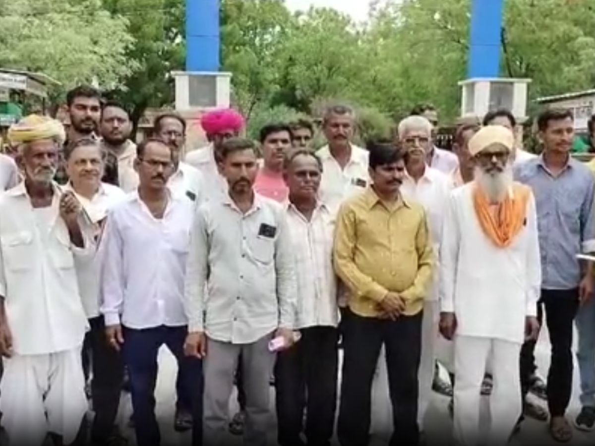Jalore News: कोतवाली थाने में चोरियों का मामला दर्ज नहीं होने पर ग्रामीण नाराज, SP कार्यालय पहुंचकर सौंपा ज्ञापन 