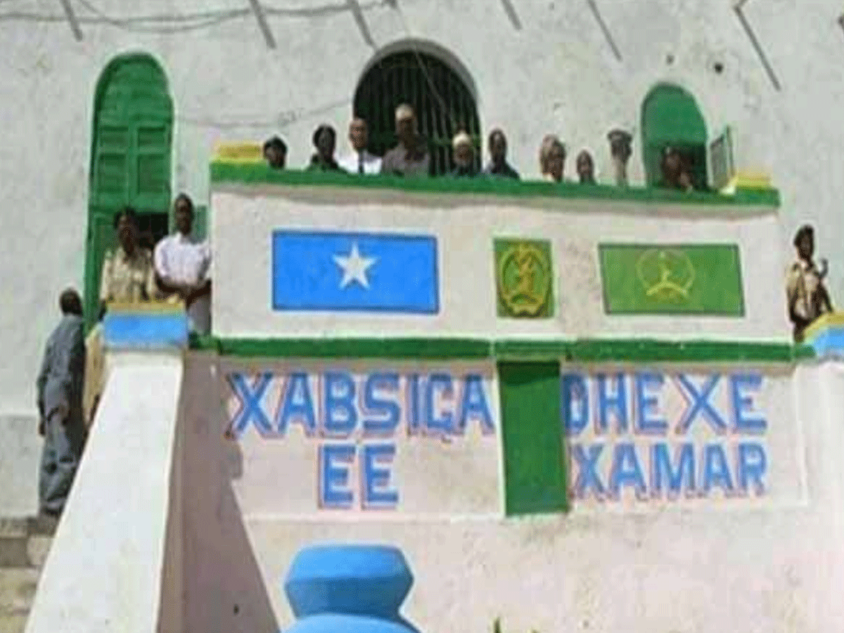 Somalia: मोगादिशु सेंट्रल जेल से भाग रहे कैदियों और सुरक्षाबलों के बीच गोलीबारी, 8 की मौत, 18 घायल Somalia: मोगादिशु सेंट्रल जेल से भाग रहे कैदियों और सुरक्षाबलों के बीच गोलीबारी, 8 की मौत, 18 घायल