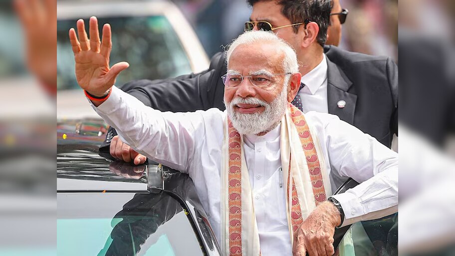 PM Modi: पीएम मोदी की जबरदस्त फैन फॉलोइंग, विराट कोहली समेत कई दिग्गजों को छोड़ा पीछे