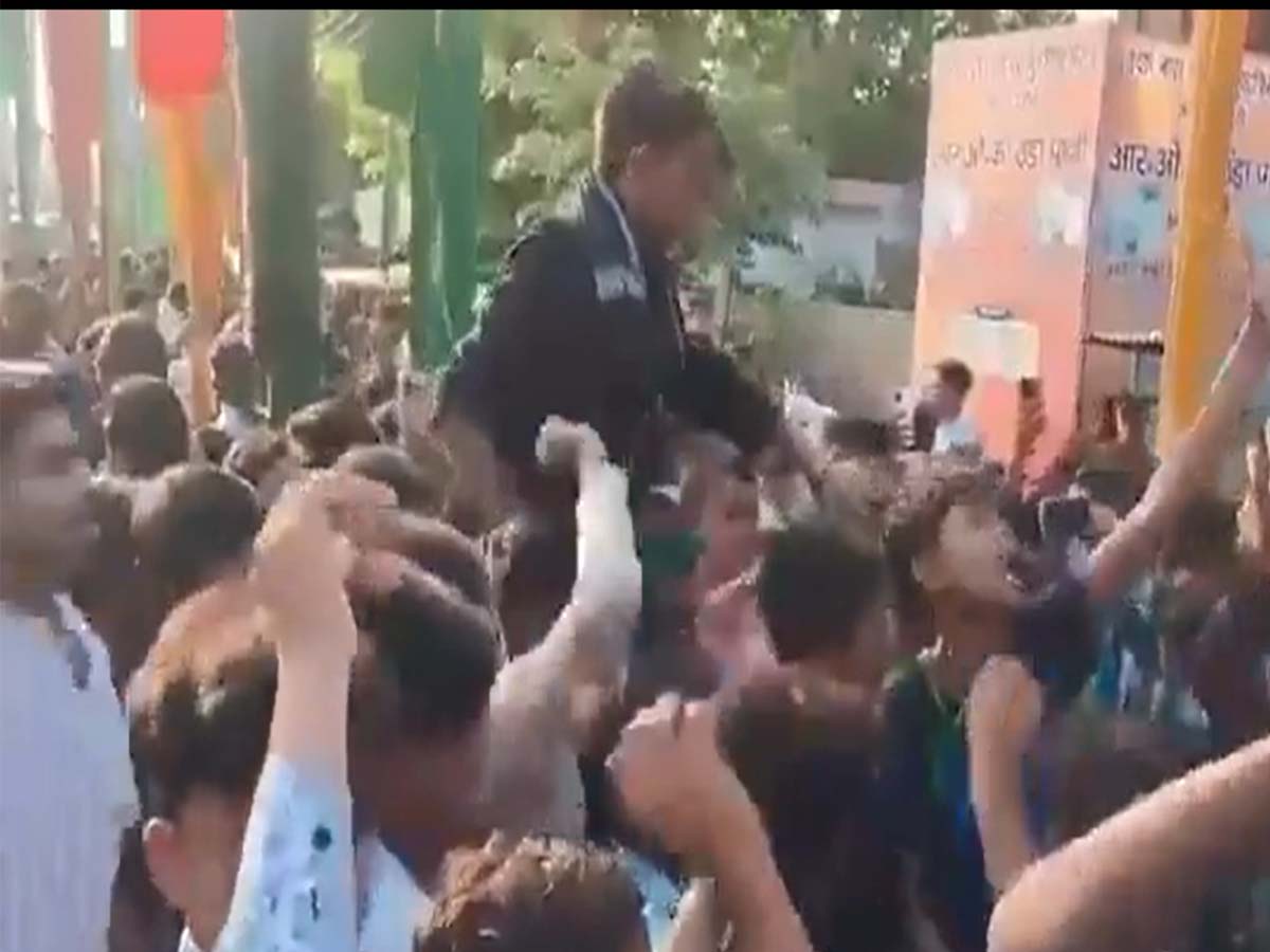 मुहर्रम के जुलूस में 'हिंदुस्तान में रहना है, तो या हुसैन कहना है' का नारा; भड़के उलेमा ! मुहर्रम के जुलूस में 'हिंदुस्तान में रहना है, तो या हुसैन कहना है' का नारा; भड़के उलेमा !