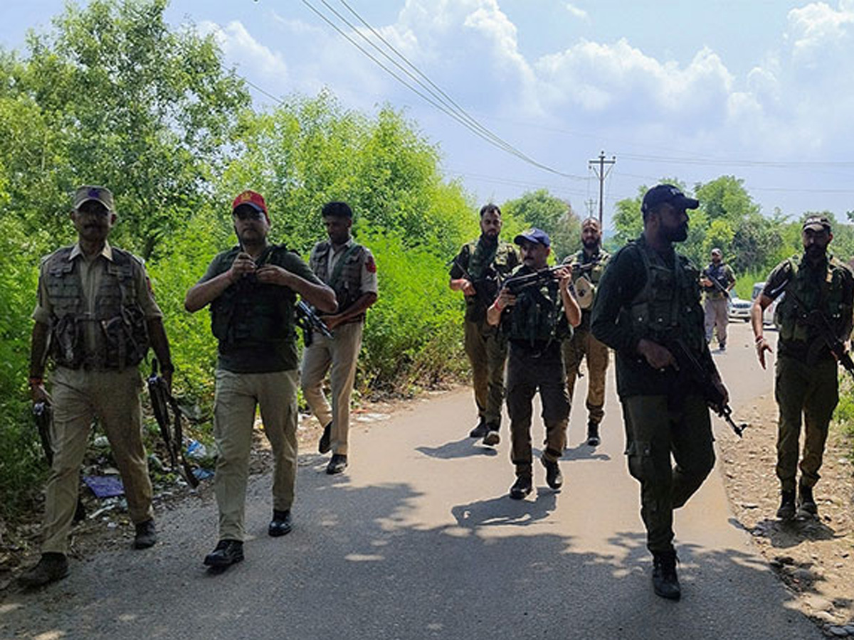 Doda encounter update: किस आतंकी संगठन ने ली डोडा हमले की जिम्मेदारी? डिफेंस मिनिस्टर का पहुंचा फोन Doda encounter update: किस आतंकी संगठन ने ली डोडा हमले की जिम्मेदारी? डिफेंस मिनिस्टर का पहुंचा फोन