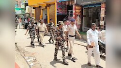 मोहर्रम को लेकर जिला प्रशासन सख्त,झंडे और टीशर्ट की छपाई करने वाली प्रेस पर छापेमारी