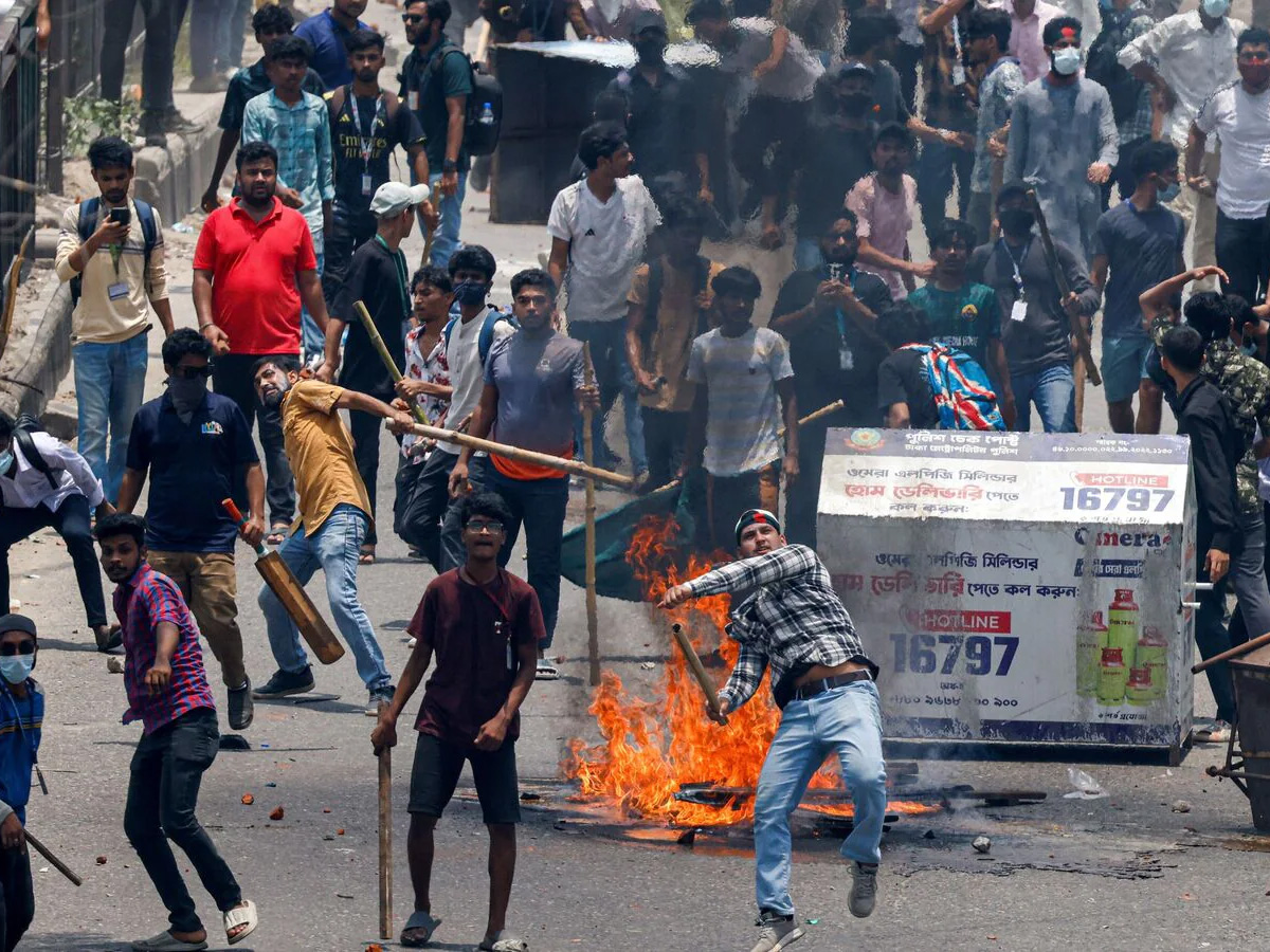 Bangladesh Protest Update: कैसे हैं बांग्लादेश के हालात? इंटरनेट, रेलवे और स्कूल पूरी तरह से ठप Bangladesh Protest Update: कैसे हैं बांग्लादेश के हालात? इंटरनेट, रेलवे और स्कूल पूरी तरह से ठप