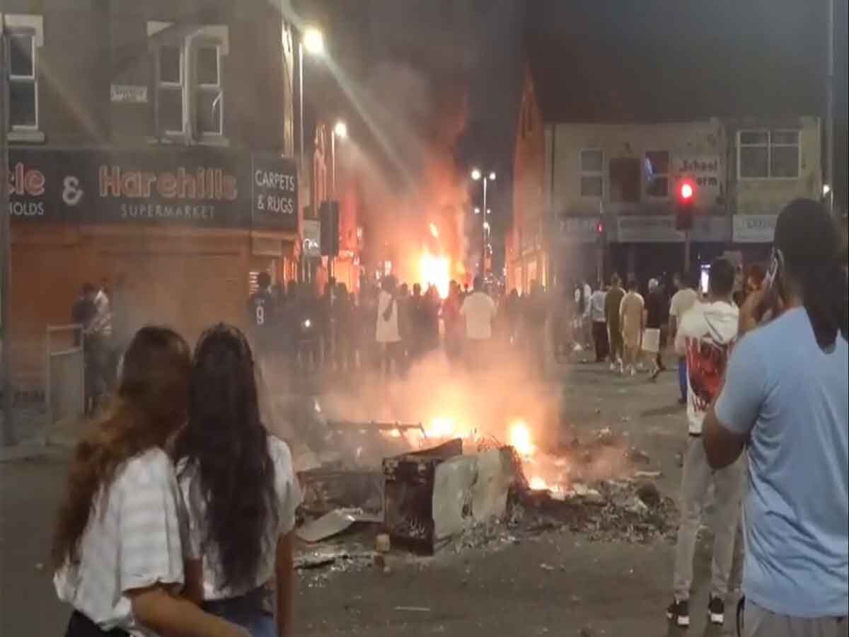 UK Leeds Riots: ब्रिटेन के लीड्स शहर में हिंसा,  हुड़दंगियों ने पुलिस की गाड़ी पर किया हमला, बस में लगाई आग, क्यों हुआ बवाल?