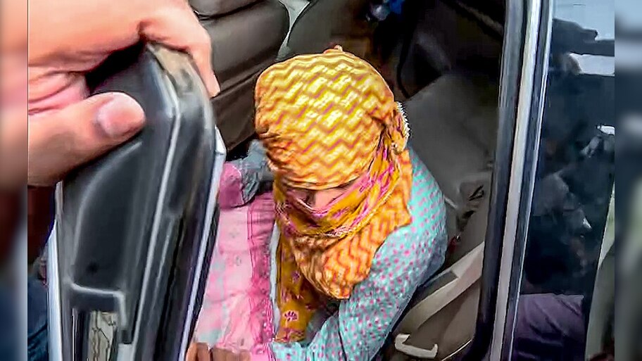 IAS Pooja Khedkar की नहीं कम हो रही है मुश्किलें, UPSC ने दर्ज कराई FIR