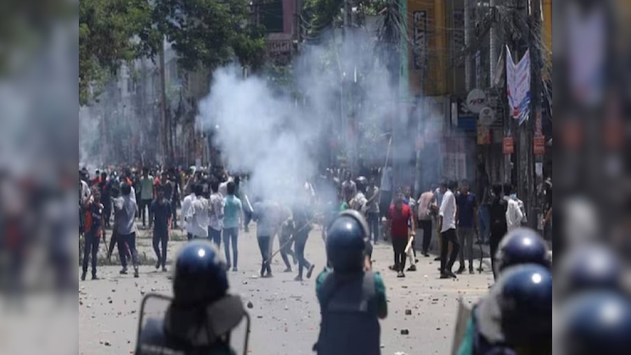 Bangladesh Violence: प्रदर्शनकारी छात्रों पर सेना की अंधाधुंध फायरिंग; खून से सनी है बांग्लादेश की सड़कें