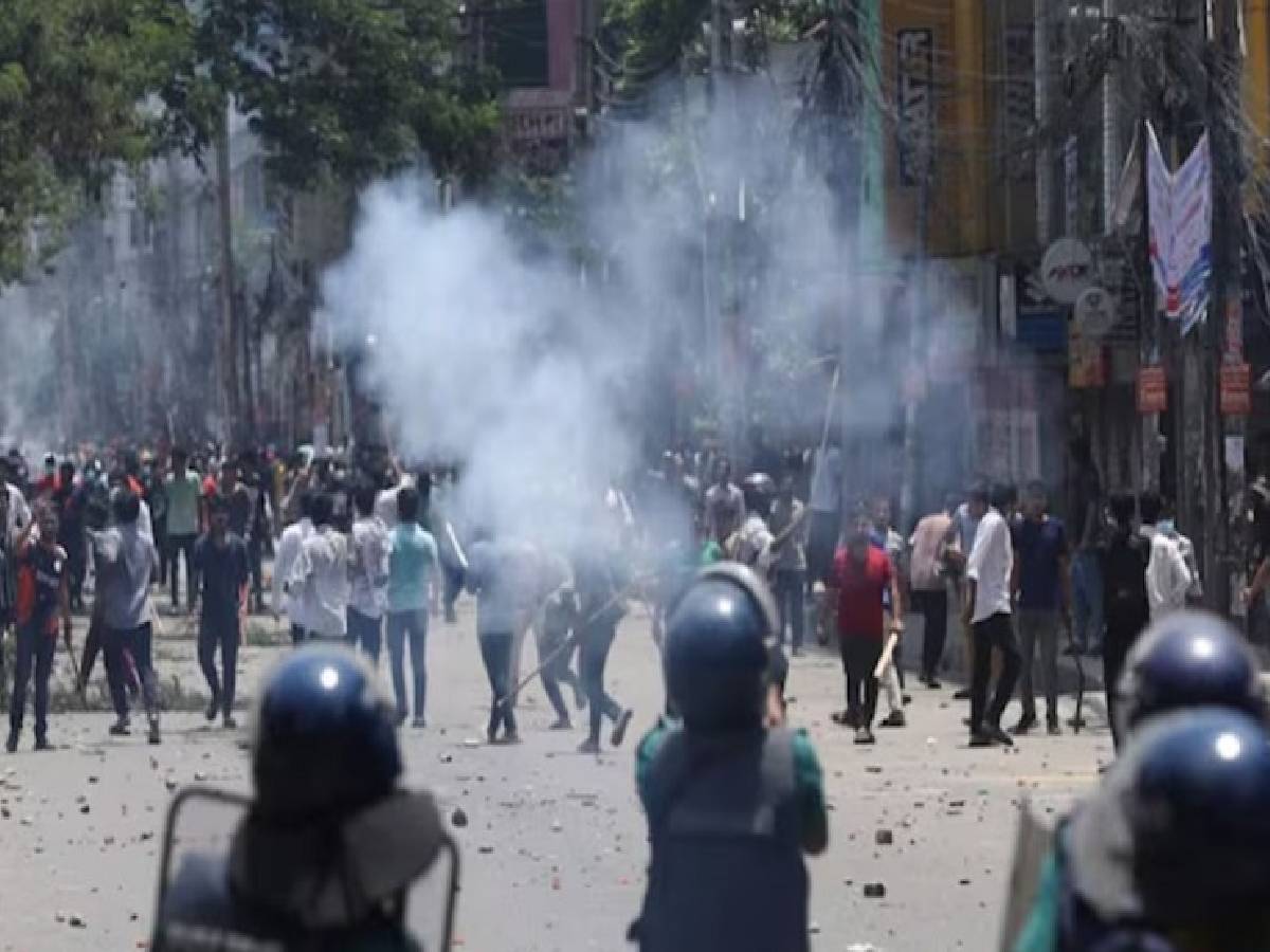 Bangladesh Violence: प्रदर्शनकारी छात्रों पर सेना की अंधाधुंध फायरिंग; खून से सनी है बांग्लादेश की सड़कें Bangladesh Violence: प्रदर्शनकारी छात्रों पर सेना की अंधाधुंध फायरिंग; खून से सनी है बांग्लादेश की सड़कें