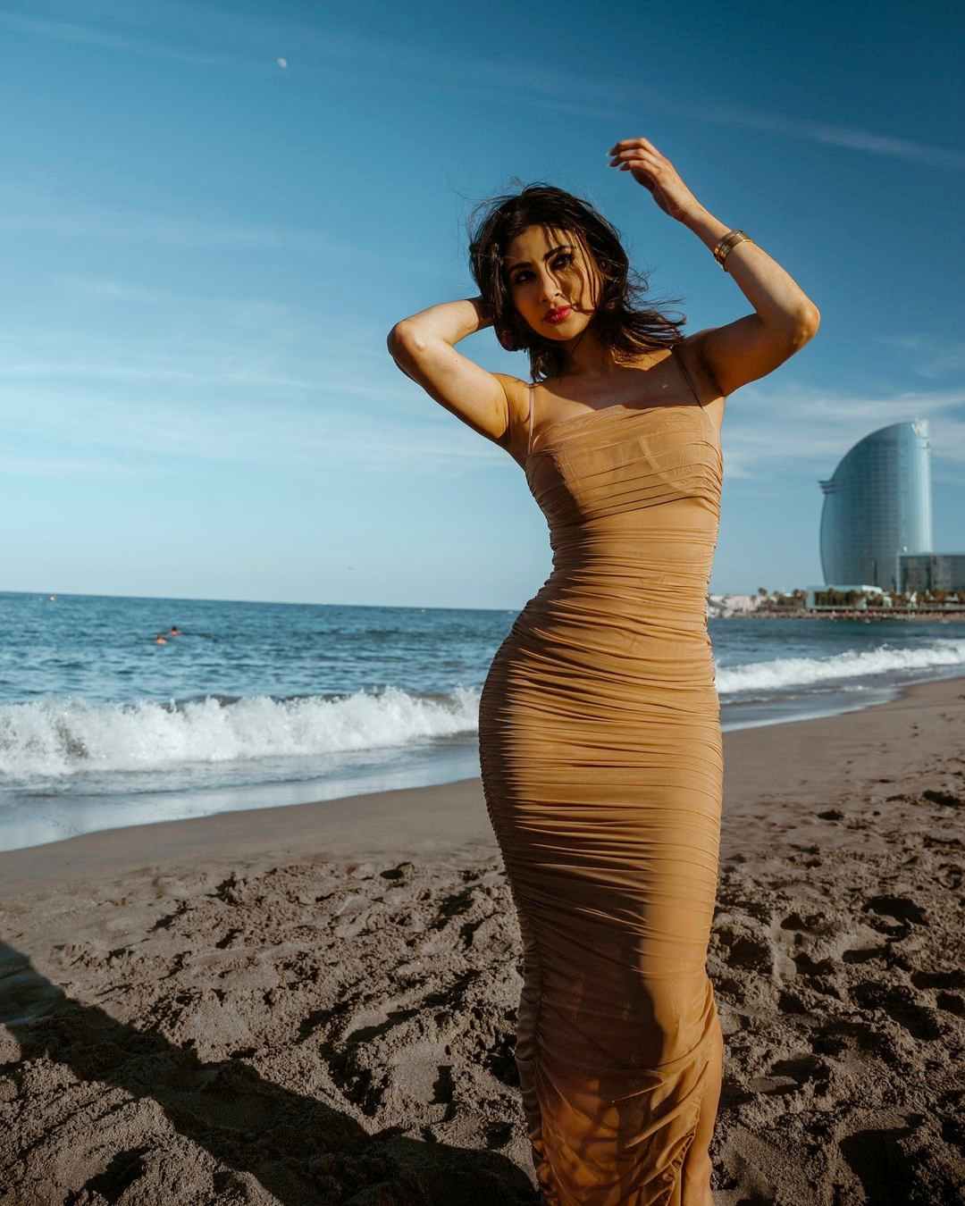 ब्राउन कलर की ड्रेस में खूब लगीं कमाल