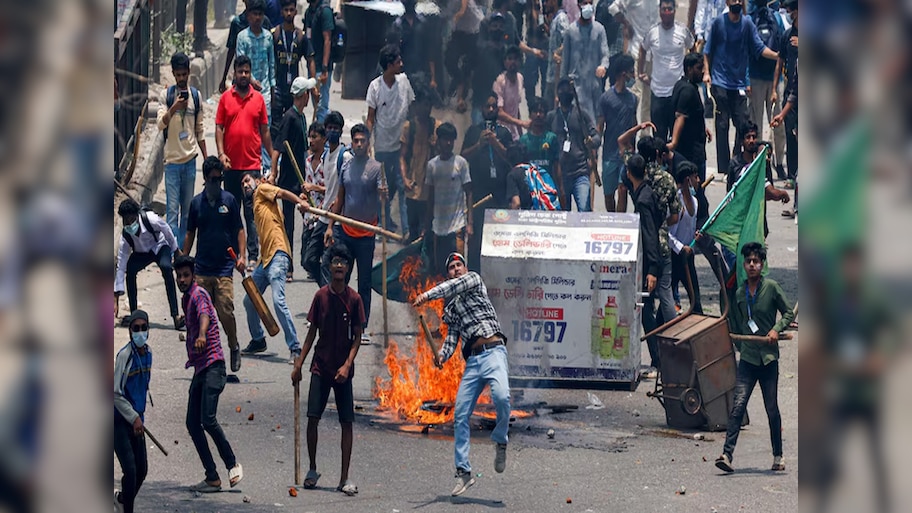 Bangladesh Protest Update: वेबसाइट हैक, कर्फ्यू और न्यूज चैनल ठप, जानें क्या हैं बांग्लादेश के हाल?