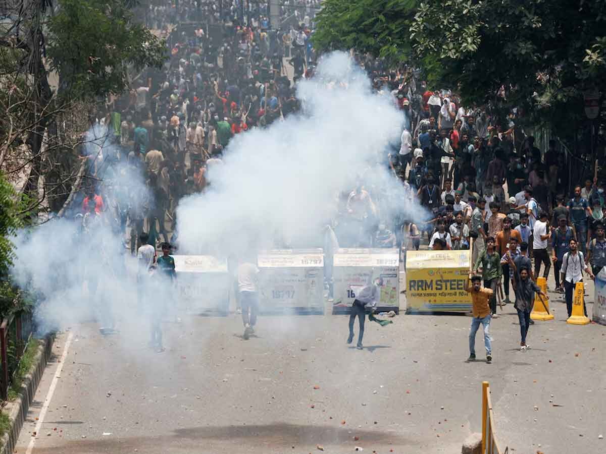 Bangladesh Quota Protest: बांग्लादेश में हालात बेहद नाजुक, पूरे देश में कर्फ्यू, सेना तैनात, अब तक 105 की मौत