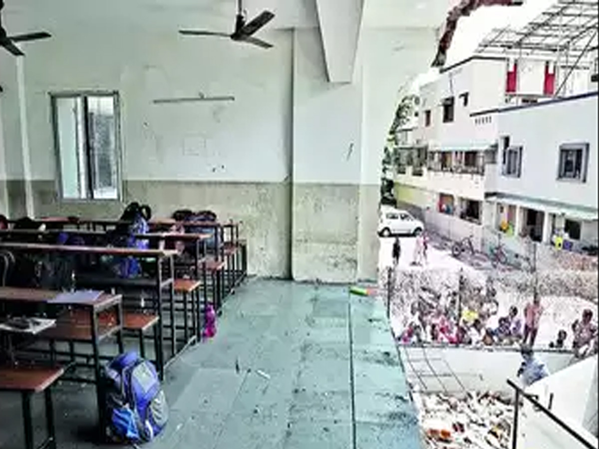 Vadodra School: दीवार ढहने के बाद खाली कराना पड़ा स्कूल, 6 छात्र घायल Vadodra School: दीवार ढहने के बाद खाली कराना पड़ा स्कूल, 6 छात्र घायल